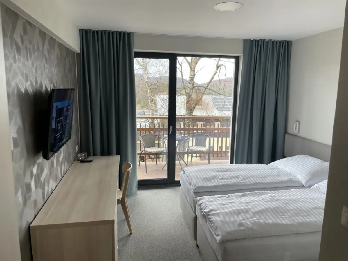 Apartament z przeszklonymi drzwiami prowadzącymi na balkon w budynku apartamentowym Coburg